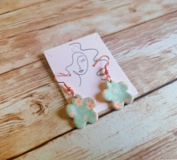 Green flower earrings out of Polymer clay